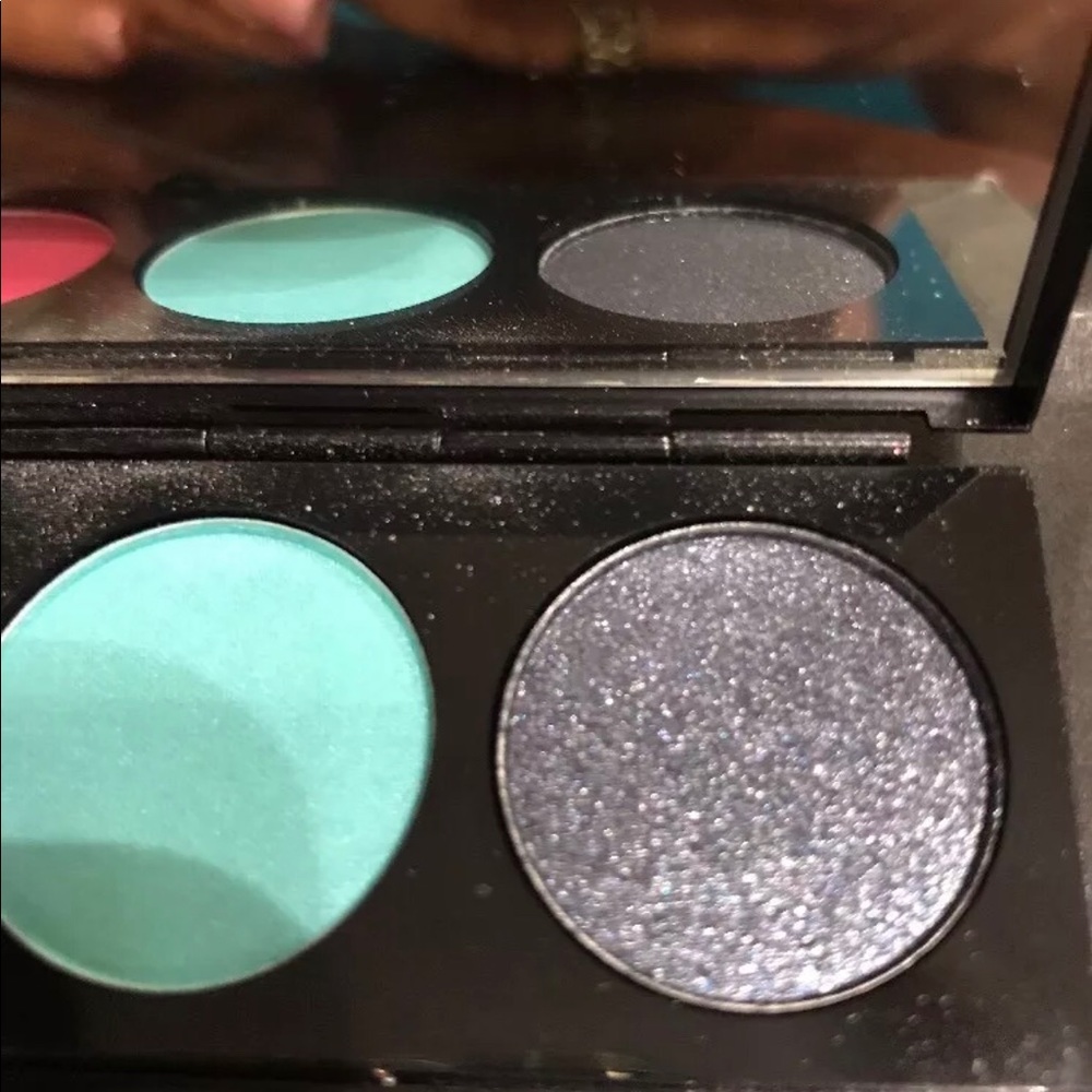 🎁HP🎁 MAC Hello Kitty Eyeshadow x4: Too Dolly - Picture 7 of 9